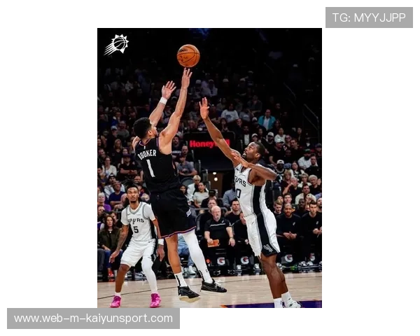 布克控场愈发成熟：领袖气质成就球队新高度